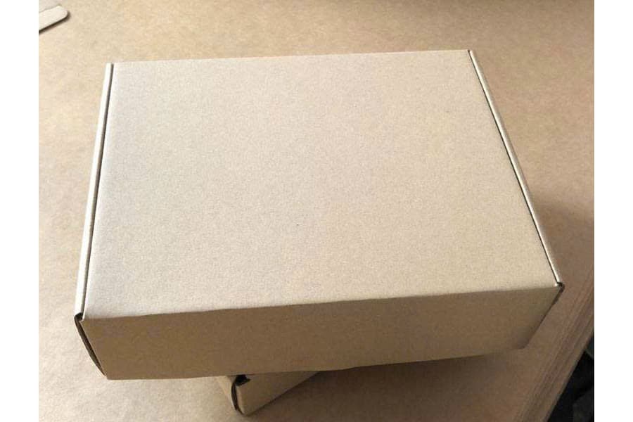 Ảnh: hộp carton nắp gài ứng dung trong thương mại điện tử